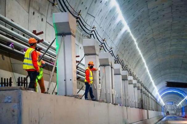 近日,随着"银龙号"盾构再次始发,由城投公路建设,上海隧道工程公司